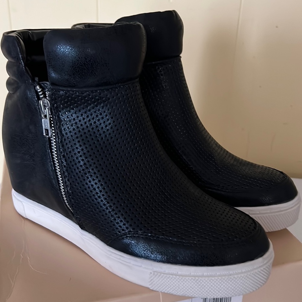 Womens size 10 booties, never worn with tags